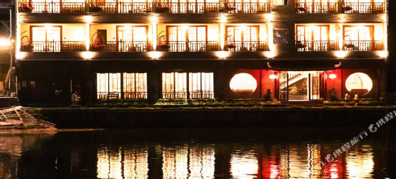 山谷花间.人文美学设计师观沱江夜景民宿(凤凰古城店)图片