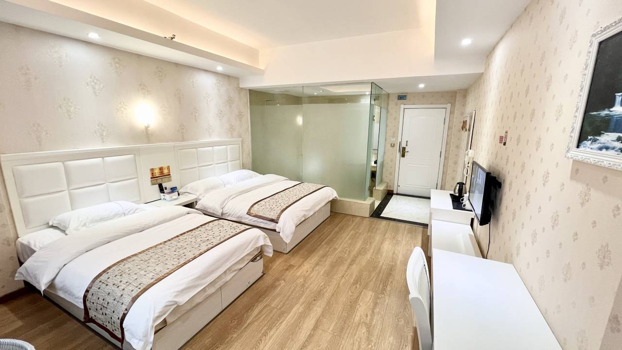 罗平林硕假日酒店