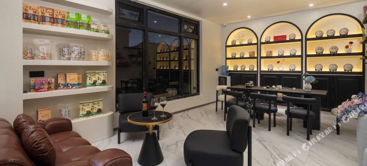 南风知意·French Touch漫度供氧酒店(月光广场大佛寺转经筒店)图片