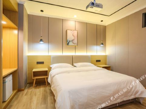 成都欧辰酒店    分(1条点评) 258起距离245米立即预订