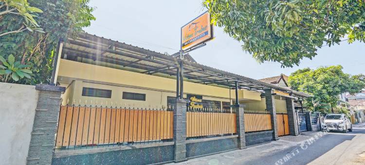 OYO Life 92785 特鲁布斯伊斯兰旅馆(Wisma Trubus Syariah RedPartner Near Rsud Koesma Tuban)图片