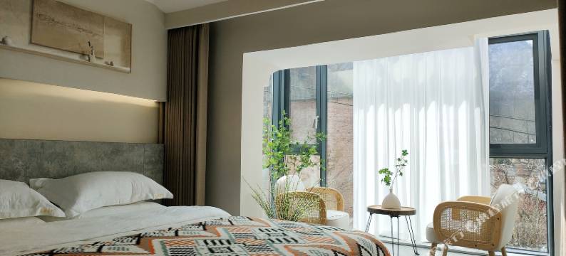 山前月下民宿(老君山店)图片