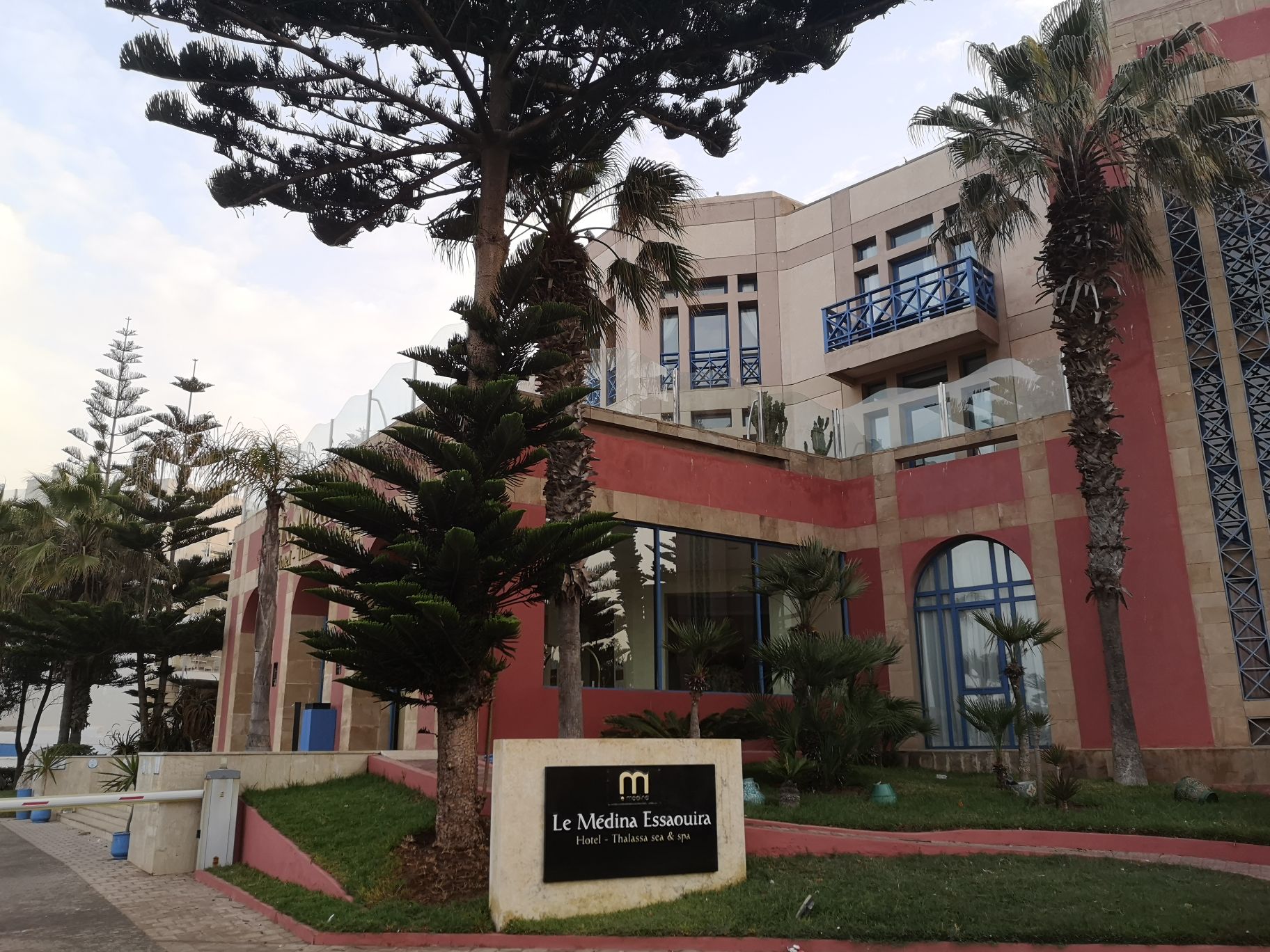 Essaouira海边的酒店，有专用停车位，就在路边很方便，海景和园景（可以看见酒店游泳池）地理位置