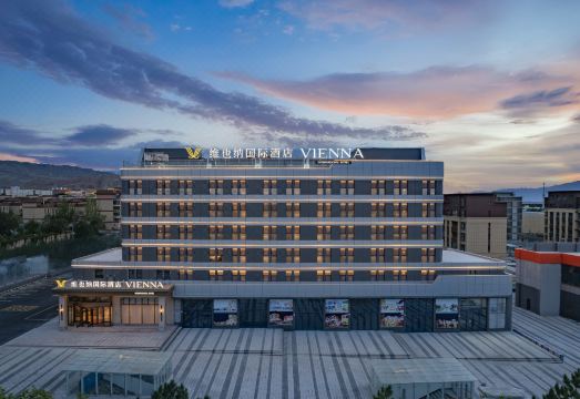 维也纳国际酒店（独山子独库公路零公里美食街店）外景图
