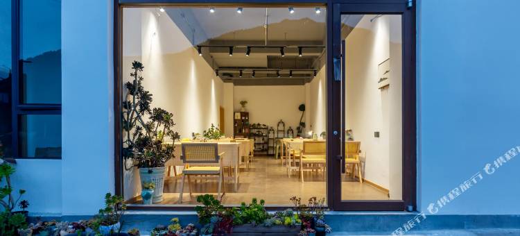 波密枕江山水绘图片