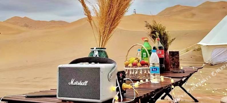 野奢天际全景沙漠露营地图片