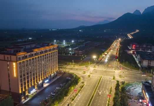 观嵩山假日酒店外景图