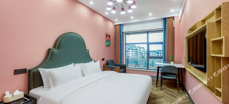 柒色酒店(长白山西景区旅游服务集散中心店)图片