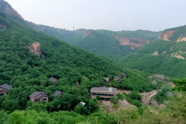 新密市尖山鄉下寺溝村響水堂組,海拔600餘米,空氣清新,處於尖山風景區