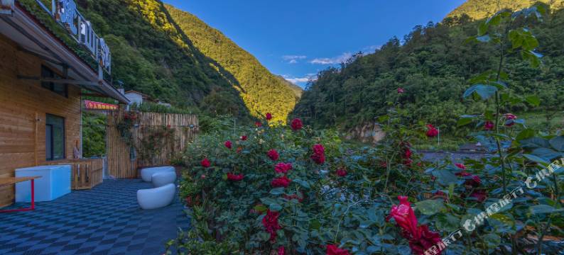 摩梵山邻摄影文化主题酒店(贡嘎神汤店)图片