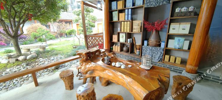 张家界闲山甲居(天门山索道店)图片