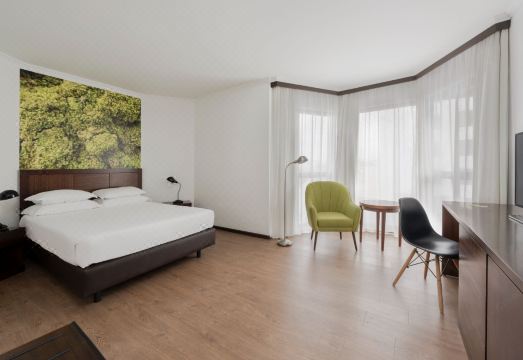 Neat Hotel Avenida Hotel Overview