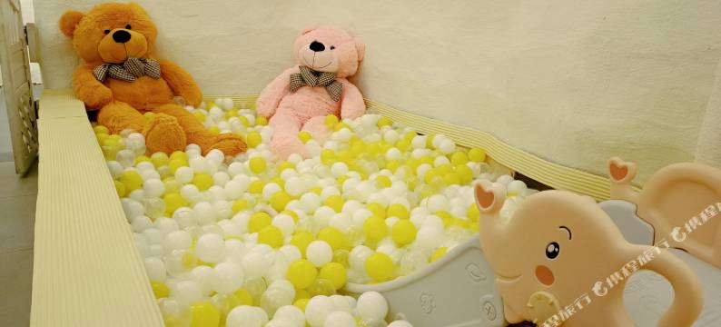 小熊在河边的小院子图片