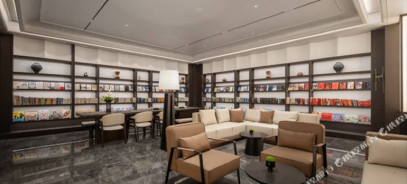 重庆解放碑临江门地铁站亚朵酒店图片