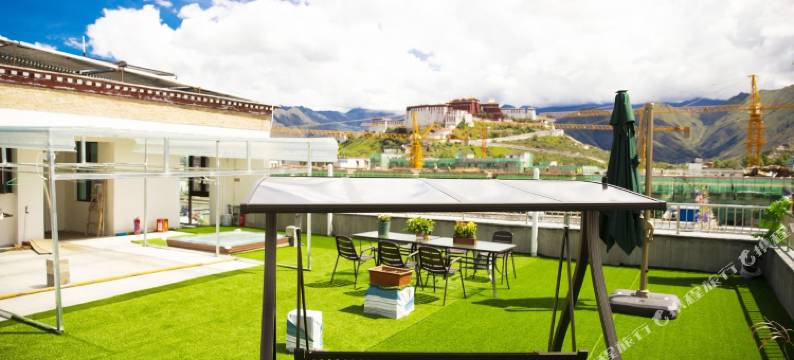 在路上精品客栈(布达拉宫店)图片