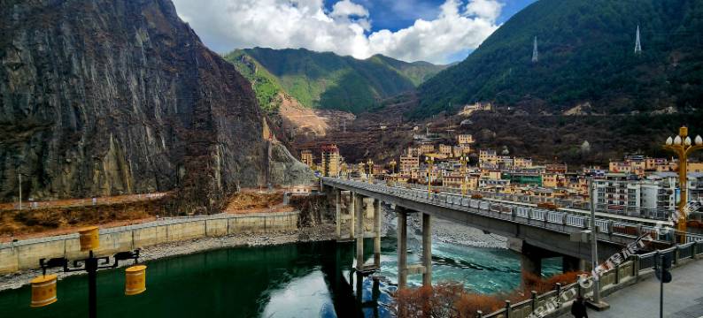 雅江龙啸祥瑞酒店图片