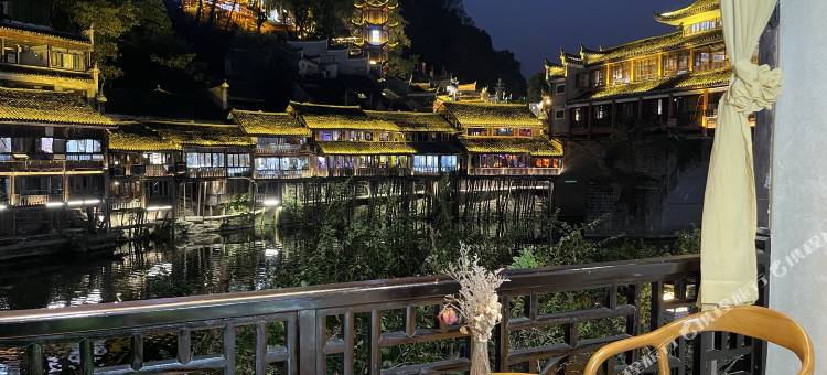 轻语设计师江景民宿(凤凰古城虹桥沱江店)图片