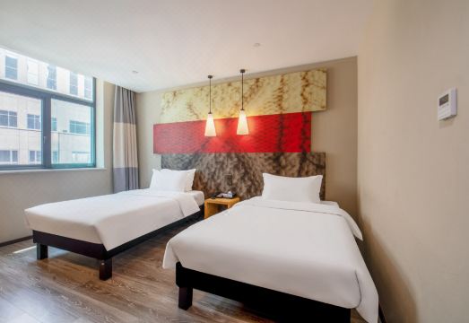 Ibis Hotel (Chongqing Jiefangbei Pedestrian Street  Hongyadong) Hotel Overview