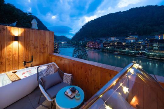 醉江月智慧江景酒店凤凰古城沱江云桥店