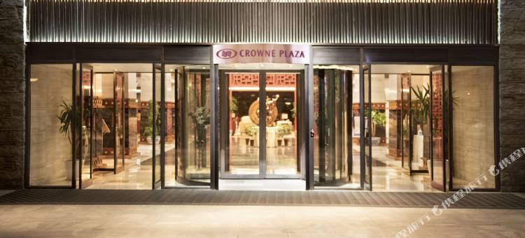 亚丁日松贡布皇冠假日酒店图片