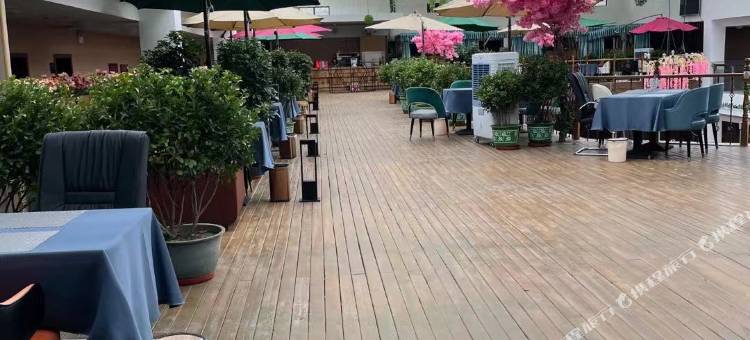 曲尼措宾馆图片