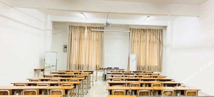 派酒店(珠海城职院金湾华发商都店)图片