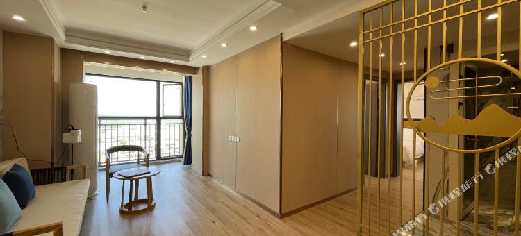 观山·鸣悦假日酒店(南宁东盟开发区客运站小帽山美食城店)图片