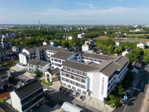 平湖明月山塘康养酒店