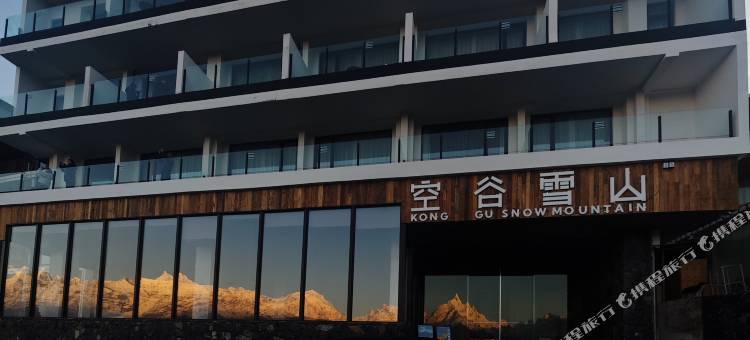 梅里空谷雪山图片