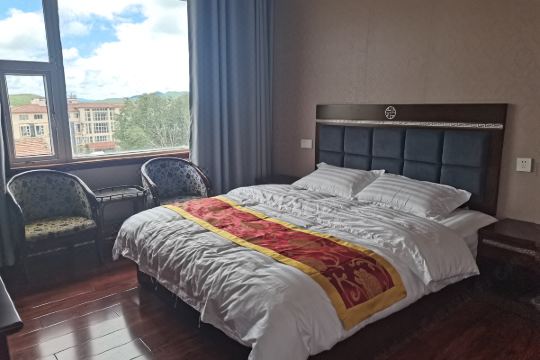 若尔盖花湖假日酒店