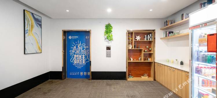 亚信电竞民宿(上海临洮路地铁站店)图片