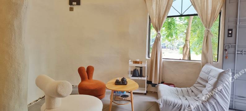 小熊在河边的小院子图片