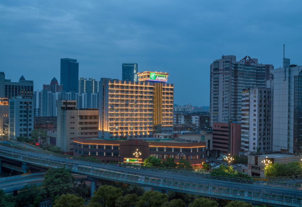 南昌八一广场智选假日酒店外景图