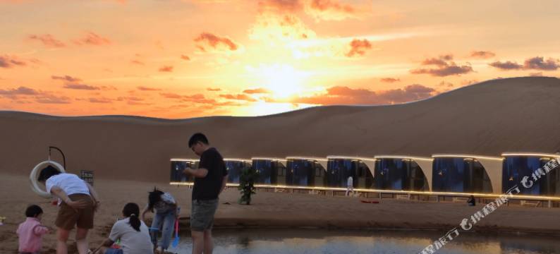 漫步星辰沙漠观星露营基地图片