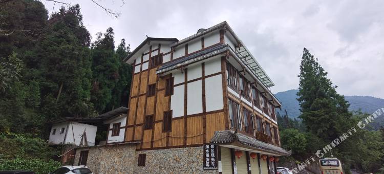 峨眉山半轮月山庄图片
