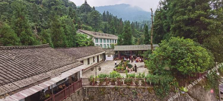 峨眉山半轮月山庄图片