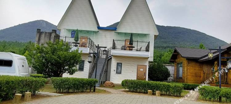 鸣鹿堂房车露营地图片