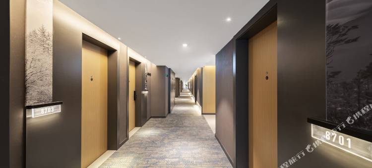 雅安高铁站时代天街亚朵酒店图片