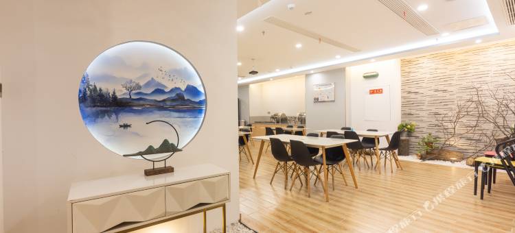 蚂蚁电竞民宿(重庆新光天地嘉州轻轨站店)图片