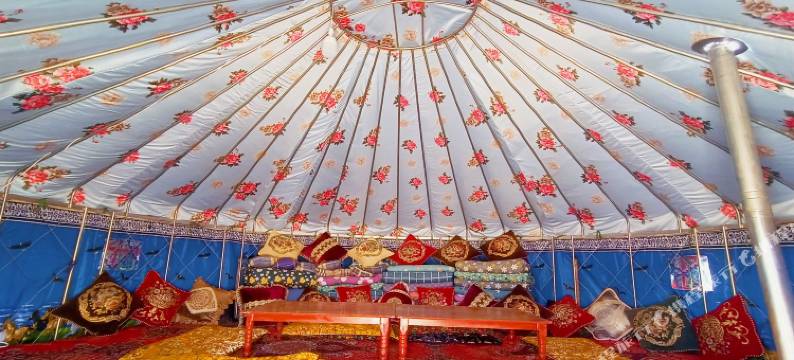 赛里木湖湖边小屋图片