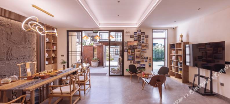 腾冲万福居 Holiday Villa 私汤温泉美宿(瑷辉公园店)图片