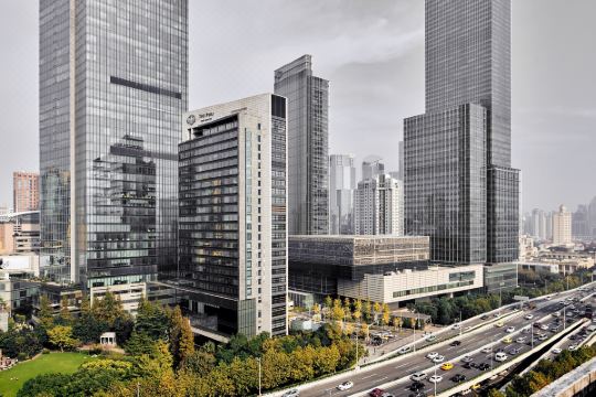 "的奢华酒店,位于南京西路和延安中路之间,毗邻综合性写字楼越洋广场