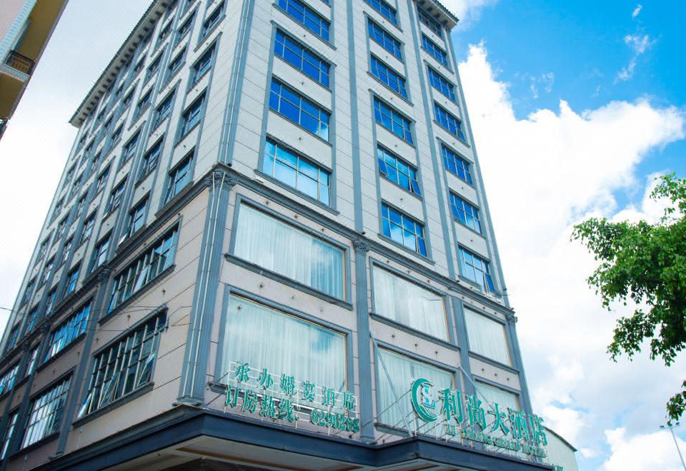 东兴利尚大酒店外景图