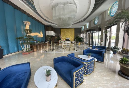 Holiday Inn Xingang Hotel Overview