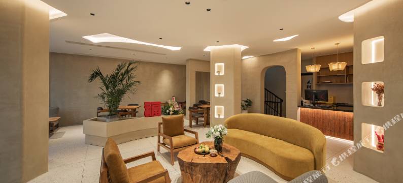 下岩贝山上的云民宿图片