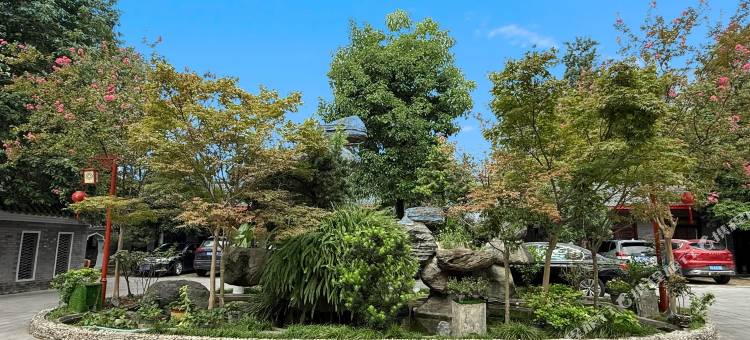 聚鑫·假日酒店(邛崃高铁站文脉坊店)图片