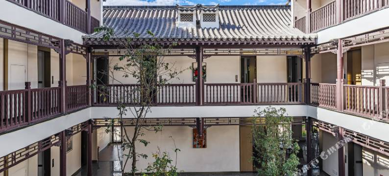 楚雄金色天华酒店(楚雄站彝人古镇店)图片