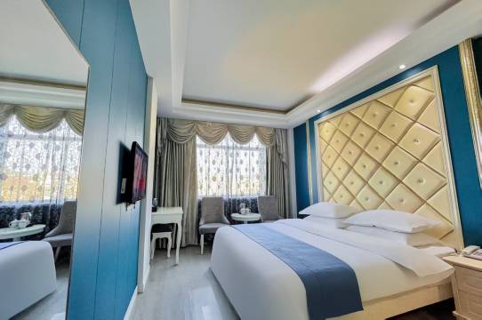 会同蓝泊湾主题酒店(会同县人民医院火车站店)