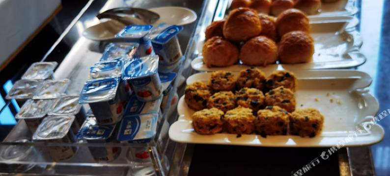 泸沽湖泊岸度假半山湖景酒店图片