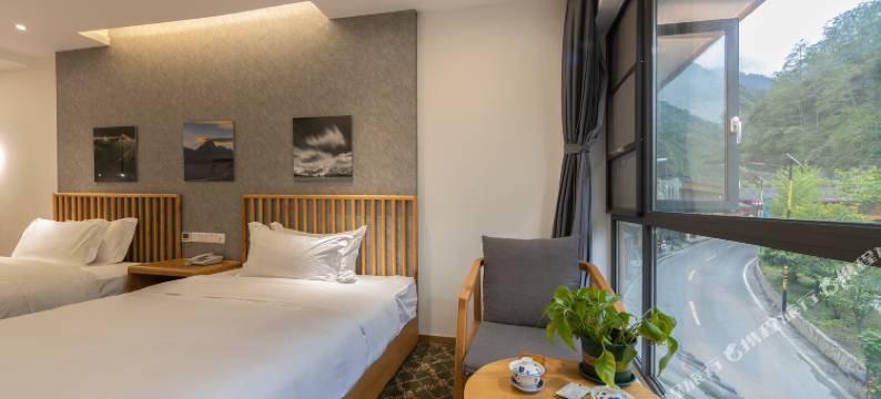 摩梵山邻摄影文化主题酒店(贡嘎神汤店)图片